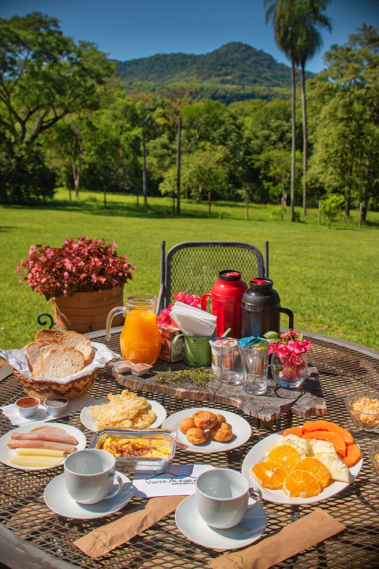 Desayuno con vista al cerro